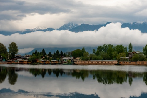 From tasty street food to floating markets,8 Things You Do In Srinagar