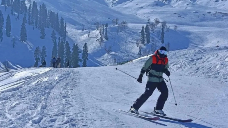 Skiing in Gulmarg 2025: A Complete Guide to Kashmir Snow Paradise